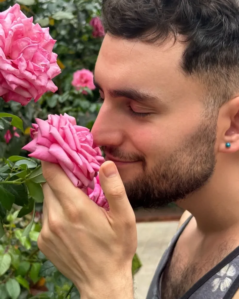 Hisham qui sent une rose