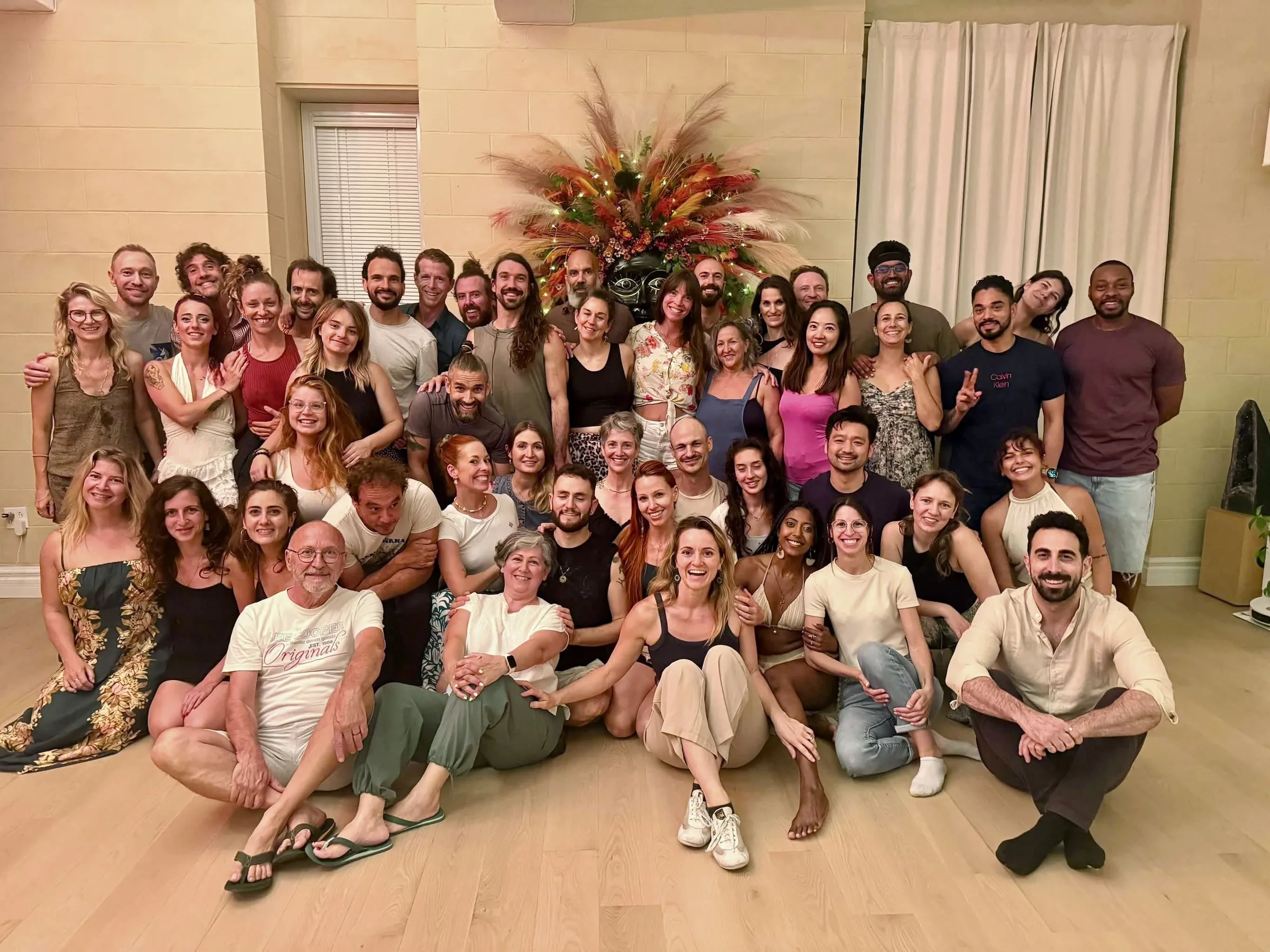 Photo de groupe de personne lors d'un événement au Mirage loft